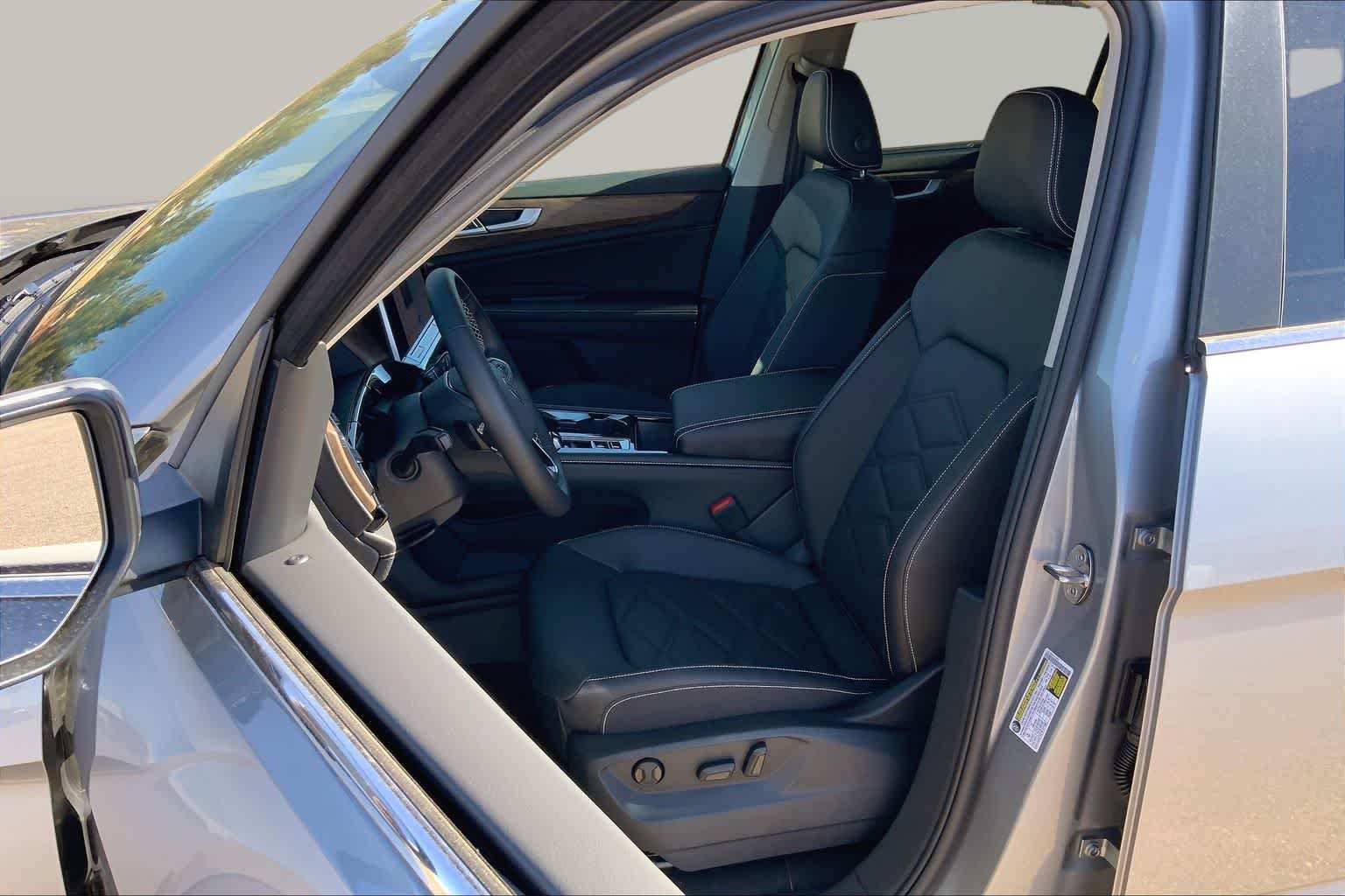 New 2026 Silver Mist Metallic Volkswagen 2.0T SE w/Technology image 9
