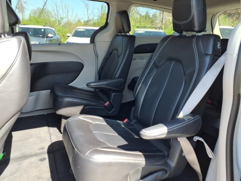 Used 2024 White Chrysler Touring L image 7
