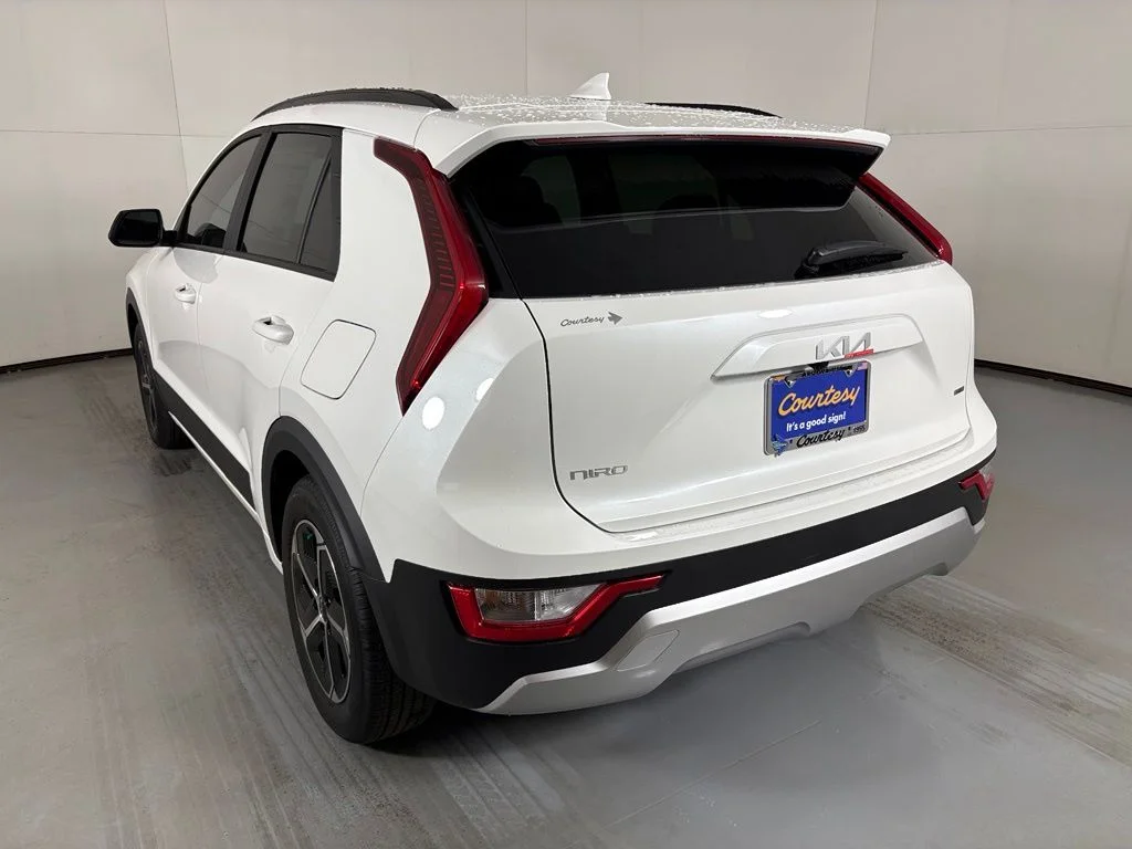 New 2026 Snow White Pearl Kia LX image 6