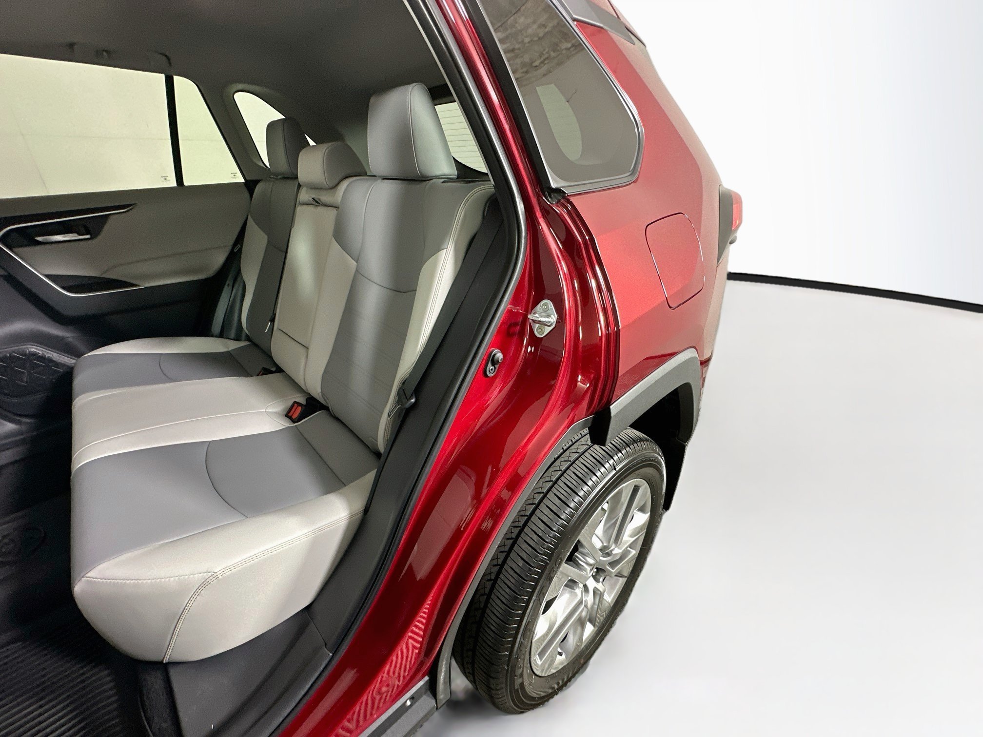 Used 2024 Pearl Toyota XLE Premium image 26