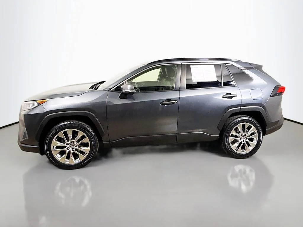 Used 2020 Magnetic Gray Metallic Toyota XLE Premium image 4