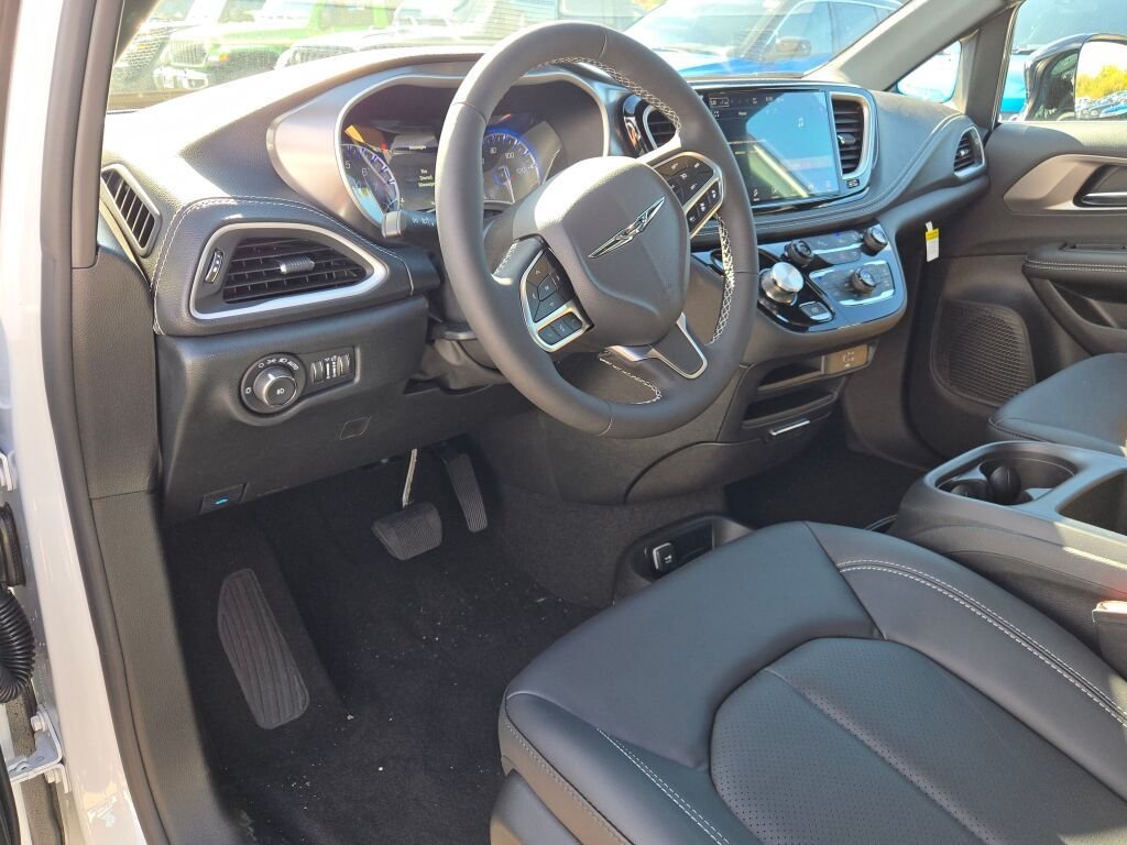 2026 Chrysler Pacifica Select - Photo 17