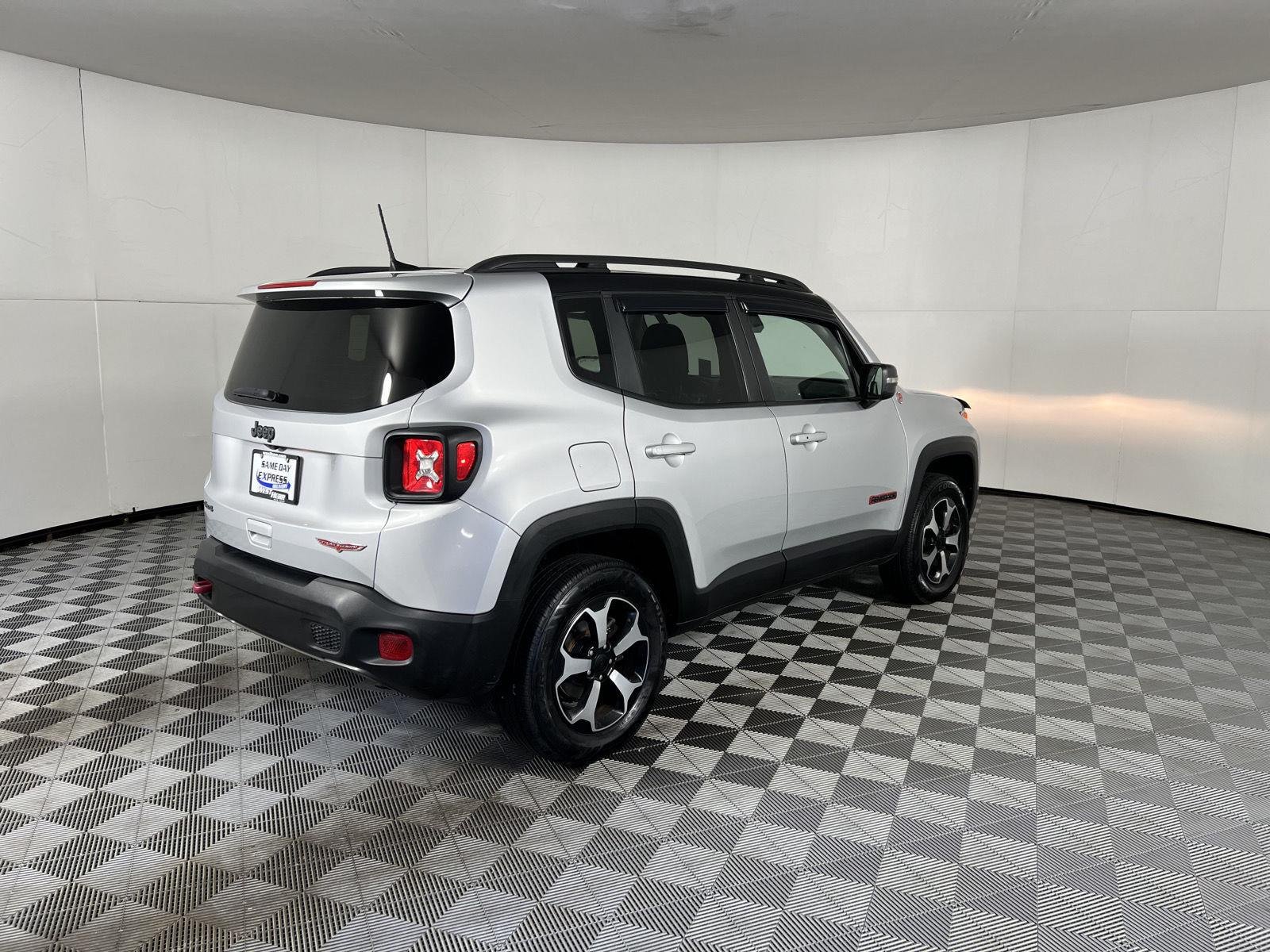 Used 2021 Glacier Metallic Clearcoat Jeep Trailhawk image 6