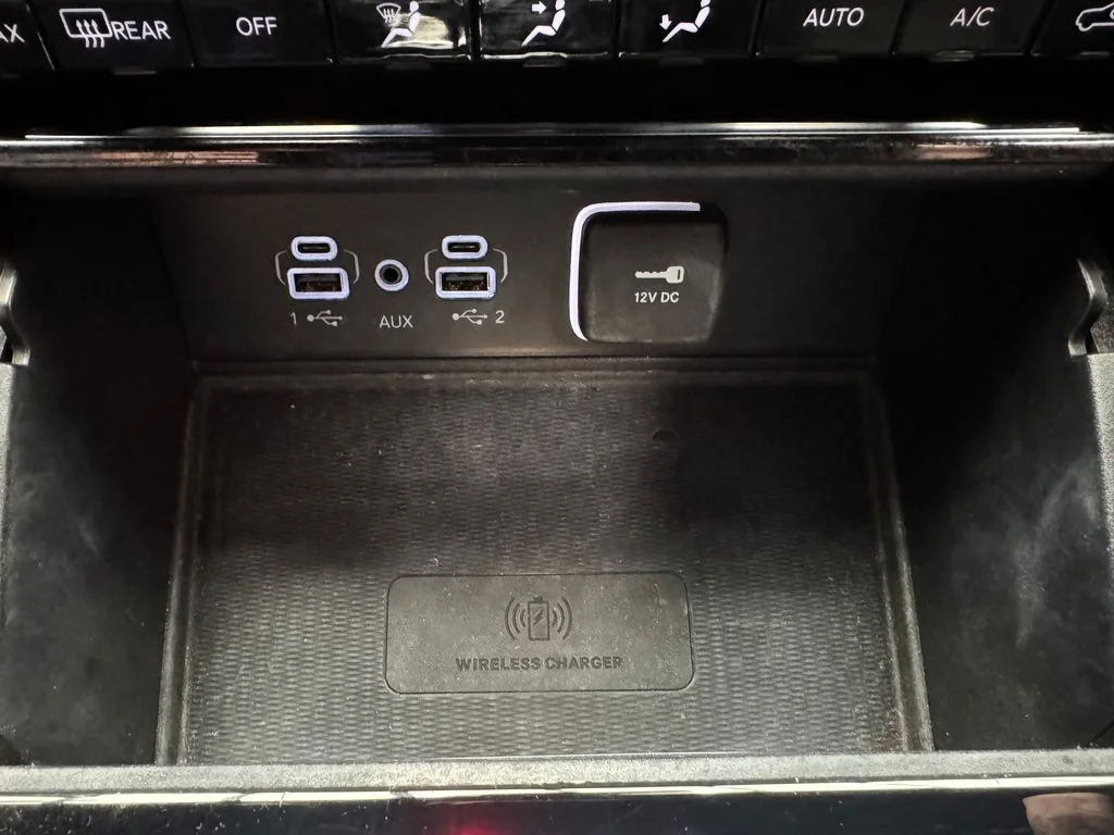 Used 2023 Diamond Black Jeep Altitude X image 17