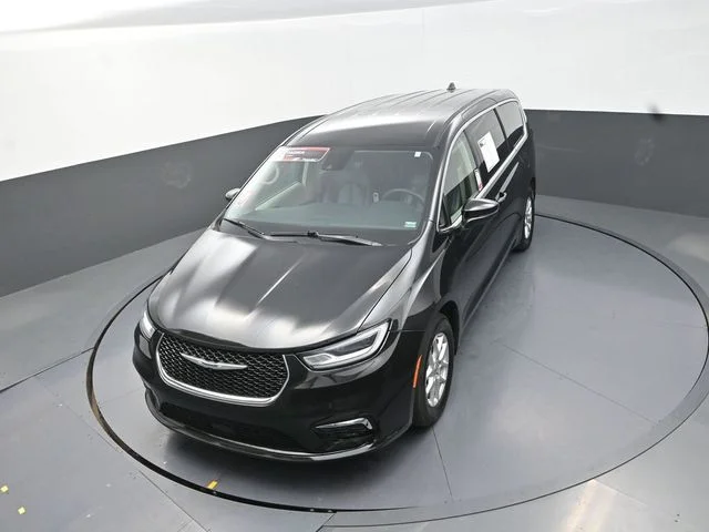 Used 2023 Black Chrysler Touring L image 13