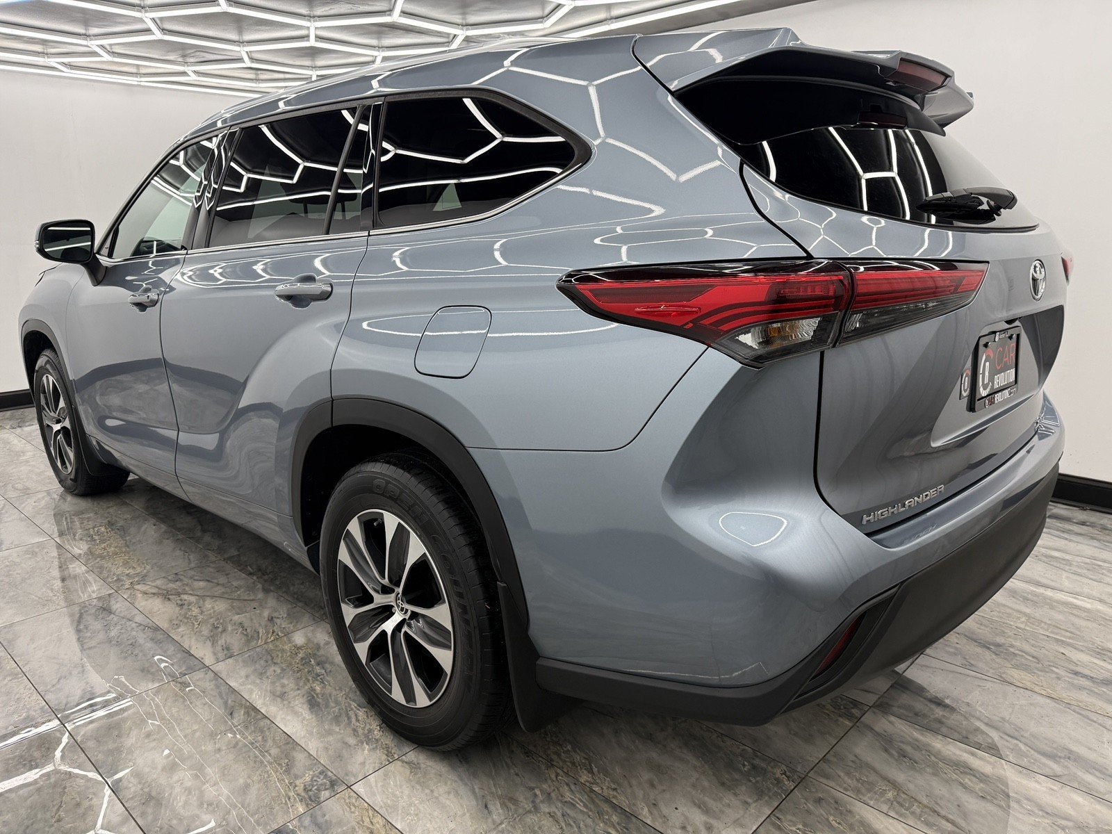 2021 Toyota Highlander XLE photo 3