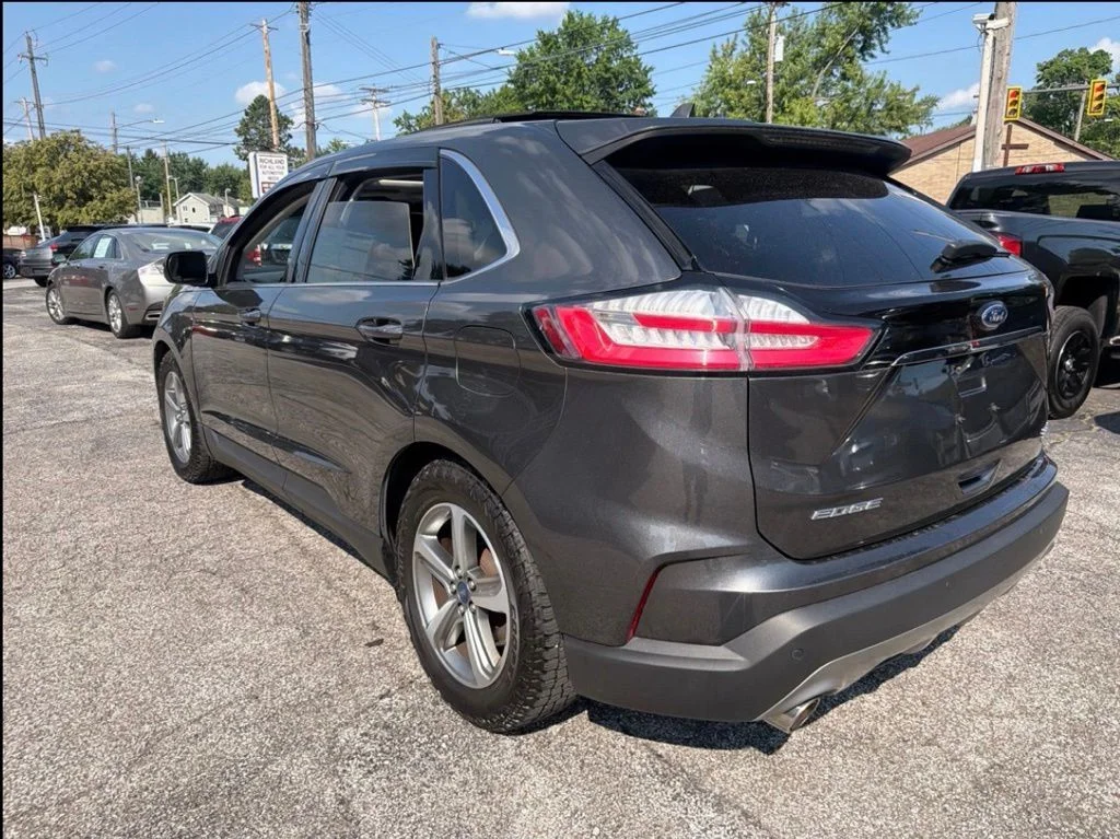 Used 2019 Gray Ford SEL image 8