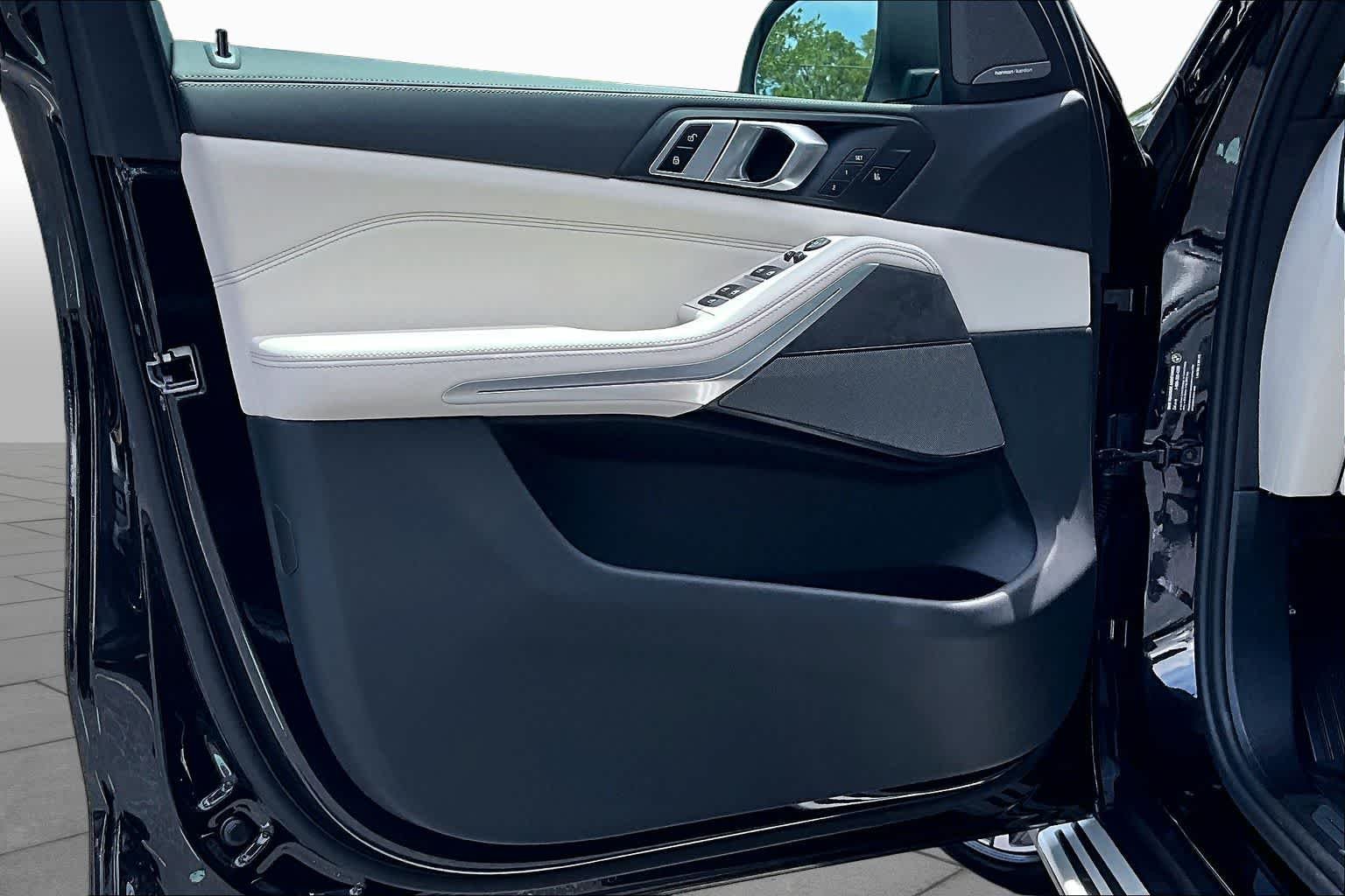 New 2026 Black Sapphire Metallic BMW xDrive40i image 10