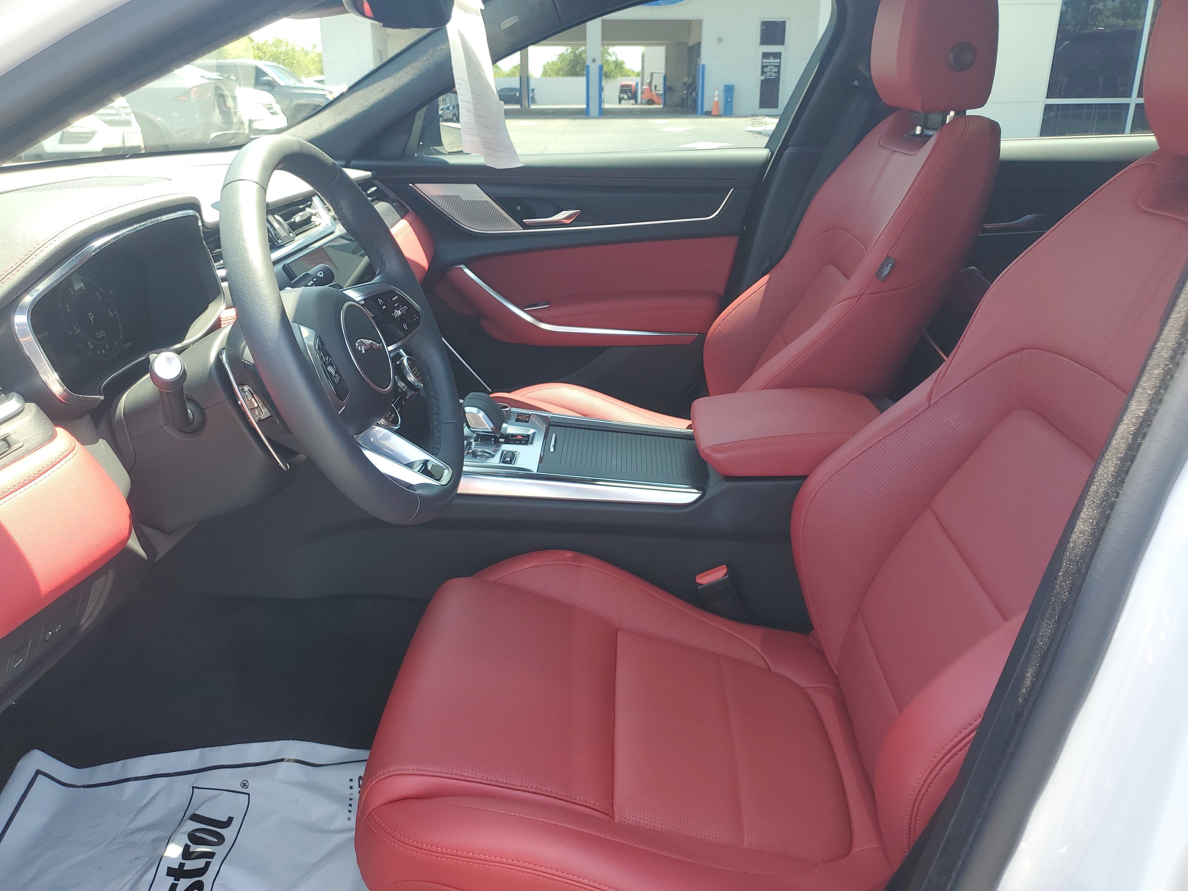 Used 2024  Jaguar R-Dynamic SE image 20