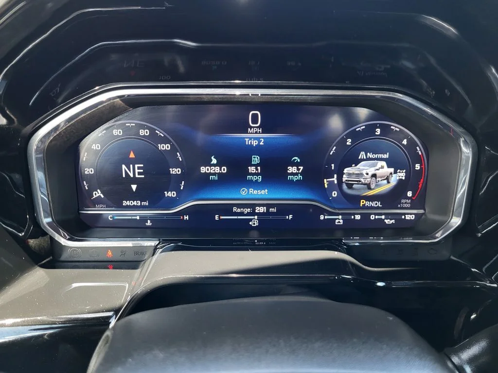 Used 2025 Summit White Chevrolet LT image 12