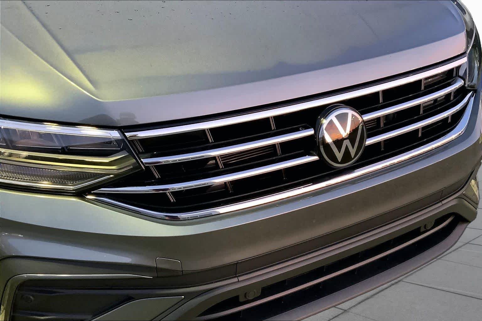 Used 2024 Platinum Gray Metallic Volkswagen SE image 29