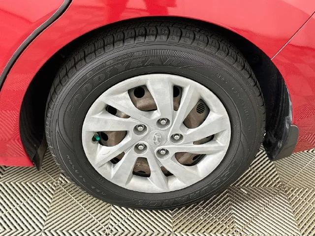 Used 2020 Red Hyundai SE image 19