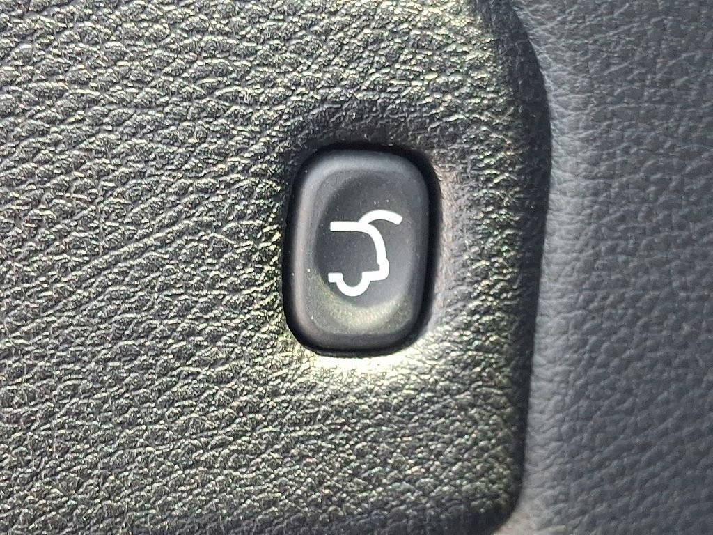 Used 2015 Silver Jeep Limited image 28