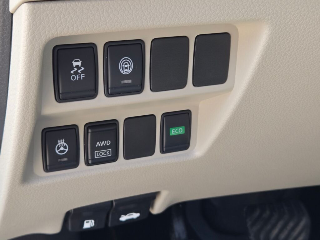 Used 2018 Silver Nissan SL image 23