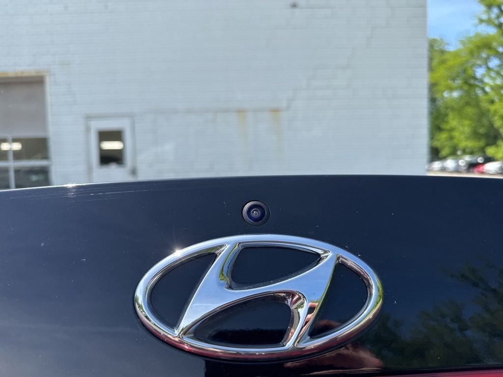 Used 2023 Black Hyundai SEL image 15
