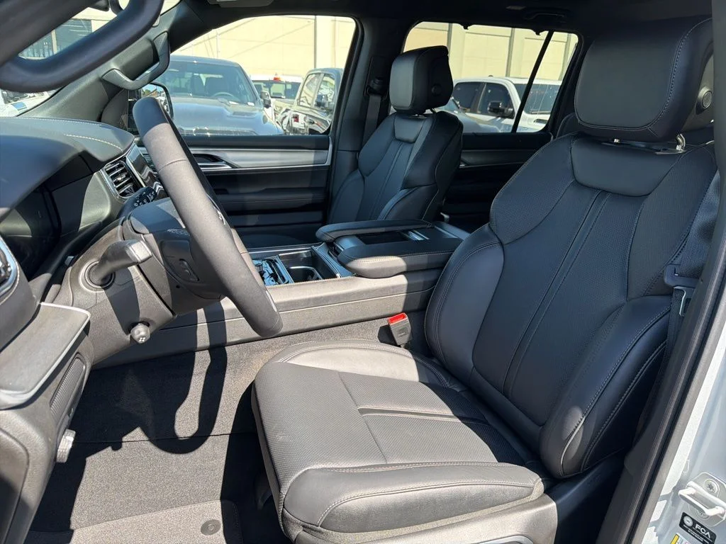 New 2026 Silver-Zynith Exterior Paint Jeep Limited Reserve image 41