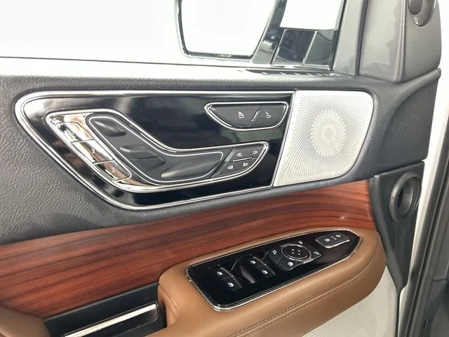 Used 2024 White Lincoln Reserve image 23
