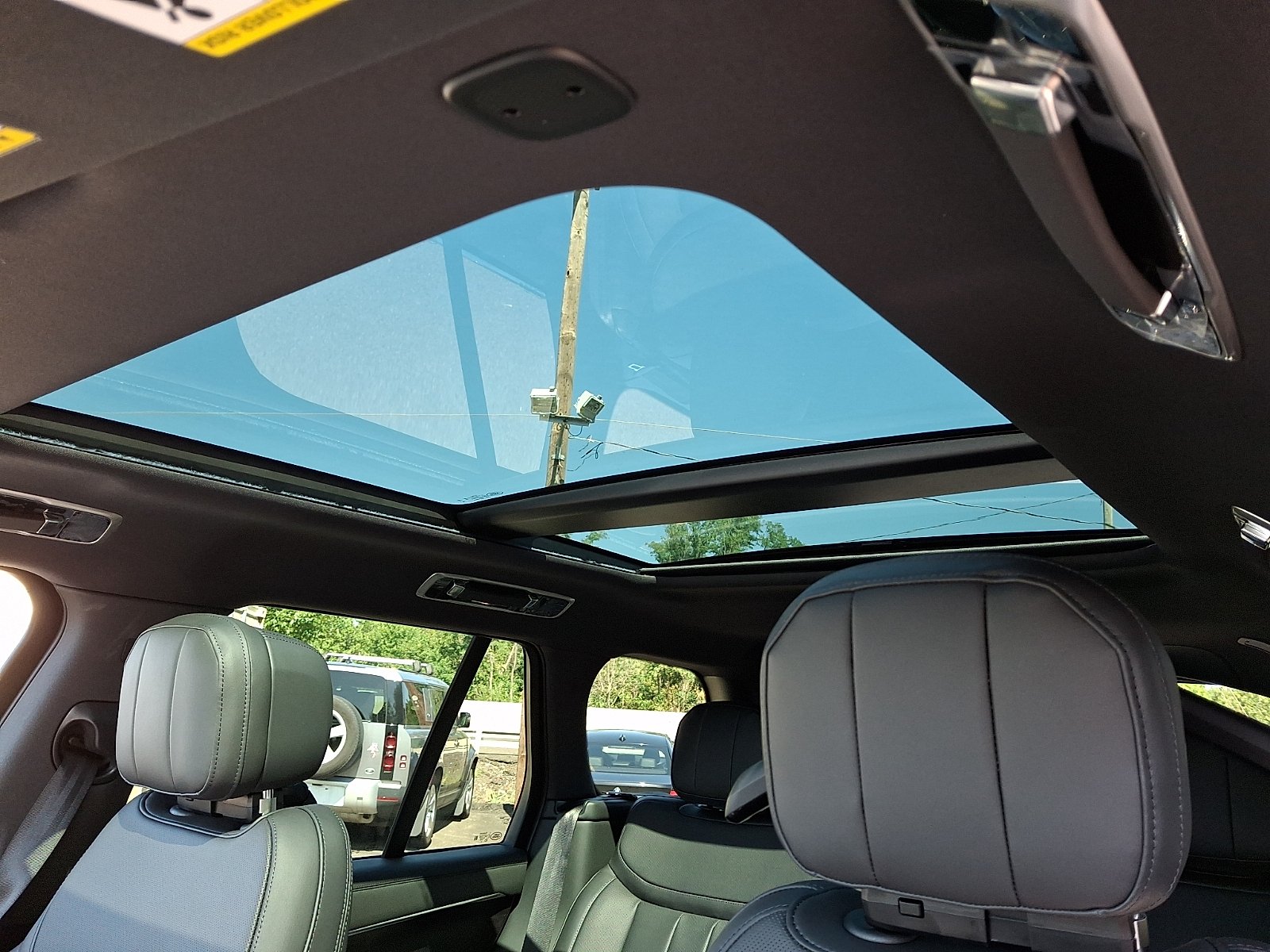 New 2027 Santorini Black Land Rover SE image 12