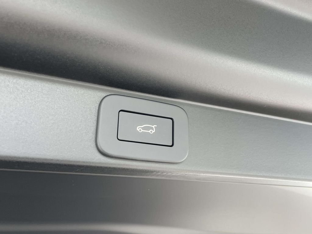 New 2026 Carpathian Grey Land Rover SE image 18