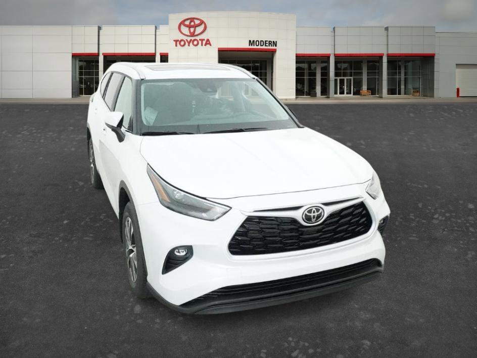 New 2026 Wind Chill Pearl Toyota Hybrid XLE image 12