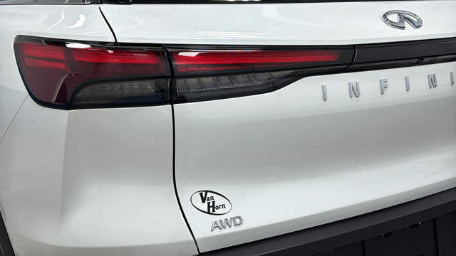 Used 2025 Majestic White INFINITI LUXE image 41