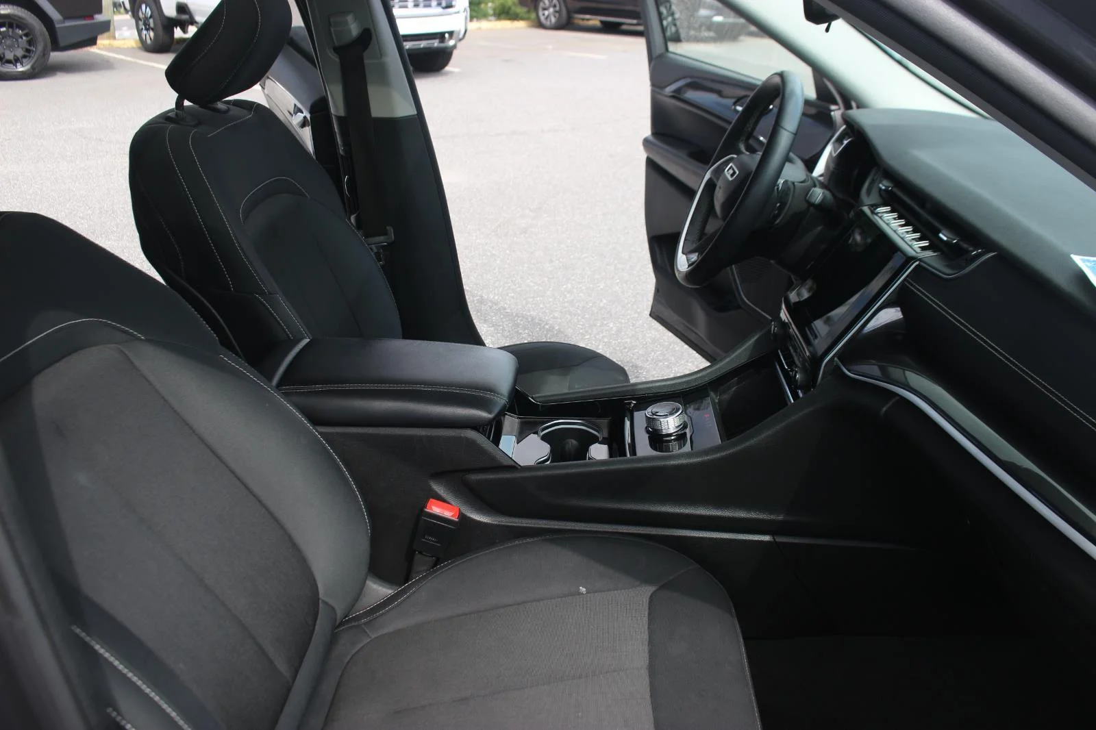 Used 2022 Gray Jeep Laredo image 34