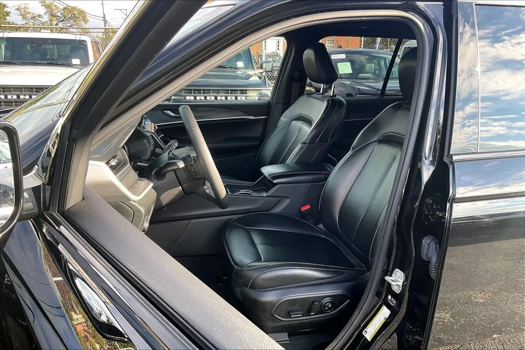 Used 2024 Diamond Black Jeep 4xe image 24