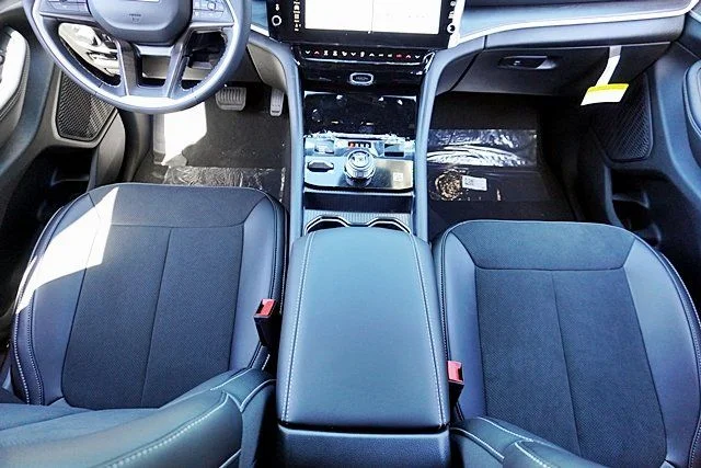New 2026 Diamond Black Crystal Pearl-Coat Exterior Paint Jeep Laredo image 25