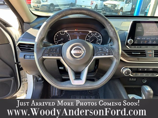 Used 2025 White Nissan 2.5 SV image 9