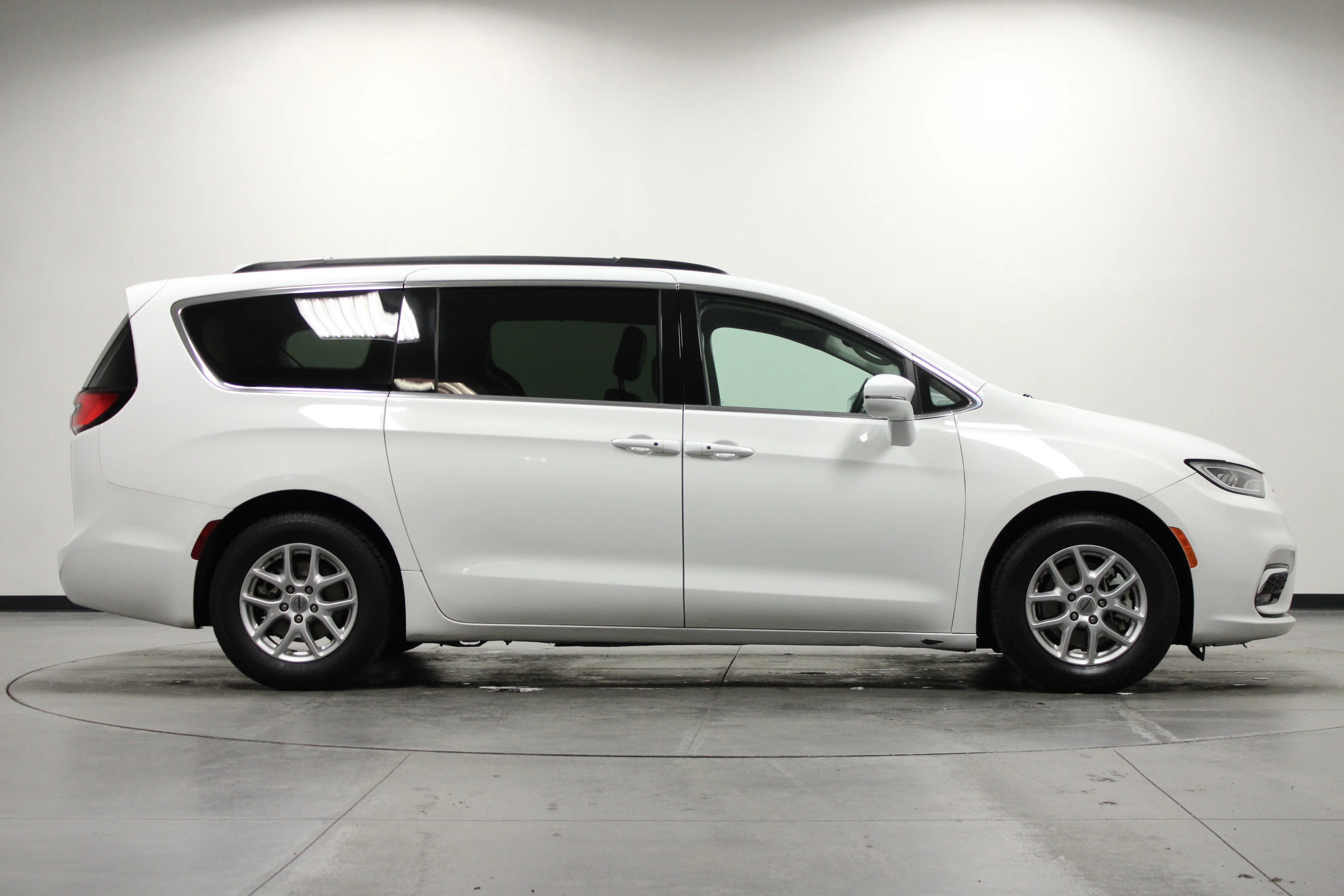 Used 2022 Bright White Clearcoat Chrysler Touring L image 3