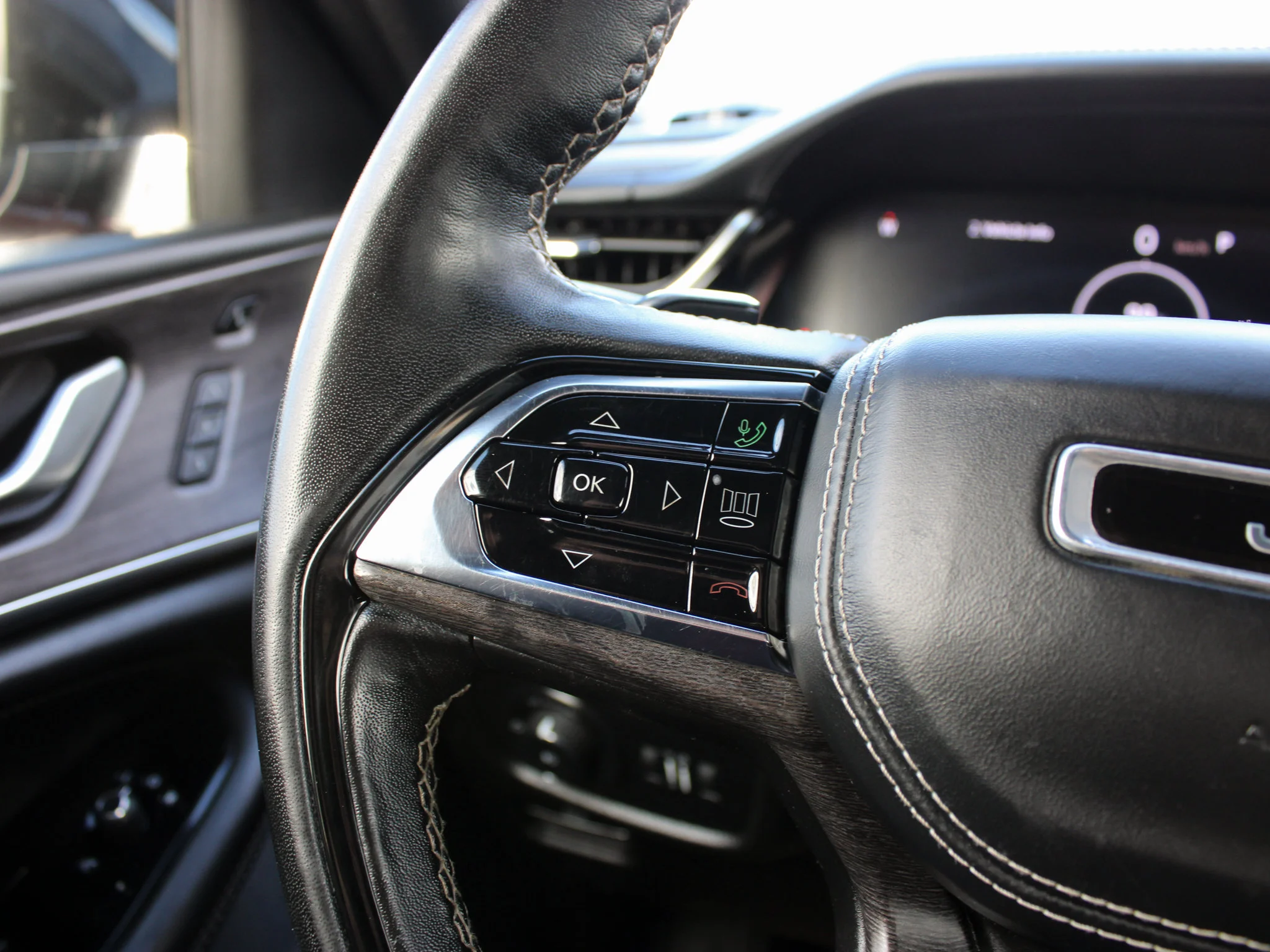 Certified Used 2023 Red Jeep Overland * No Accidents | V6 | Apple CarPlay | Massage Seats | Night Vision | Adaptive Cruise image 25