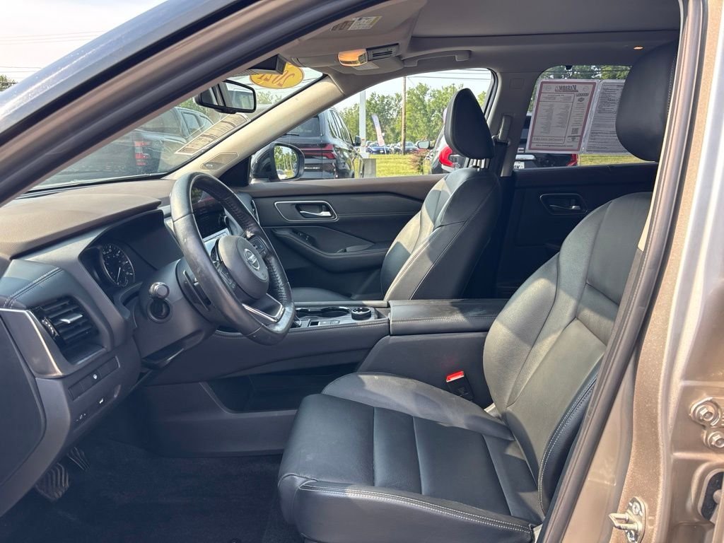 Used 2021 Gold Nissan SL image 19
