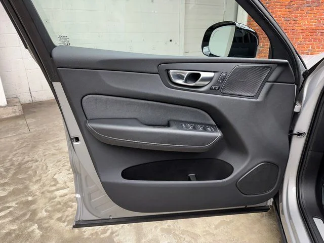 2022 Volvo XC60 R-Design - Photo 10