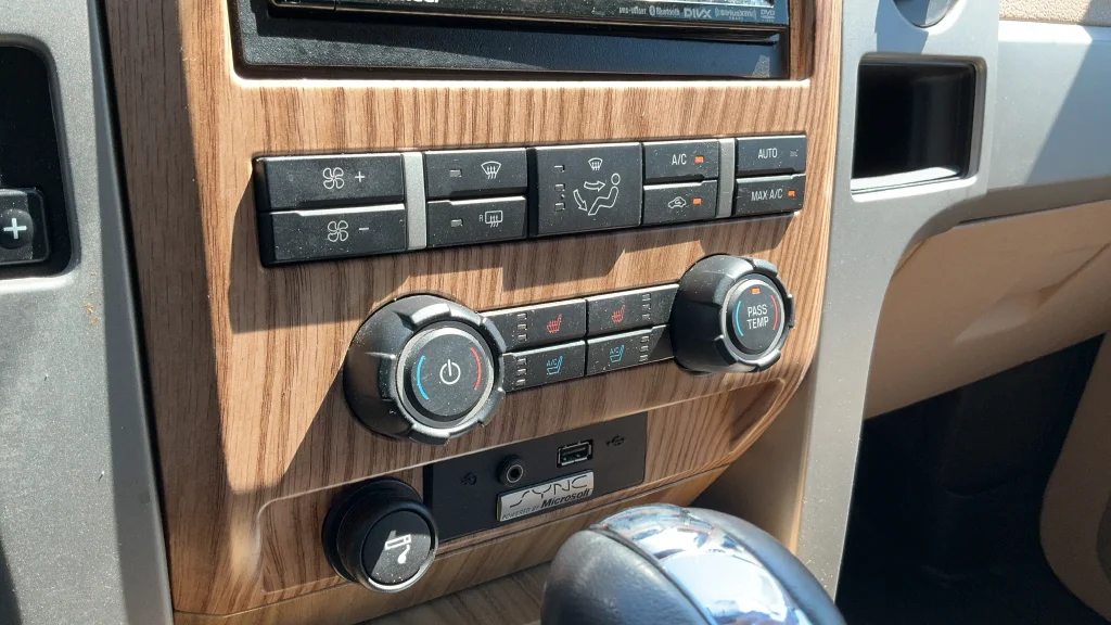 Used 2011 White Ford Lariat image 15