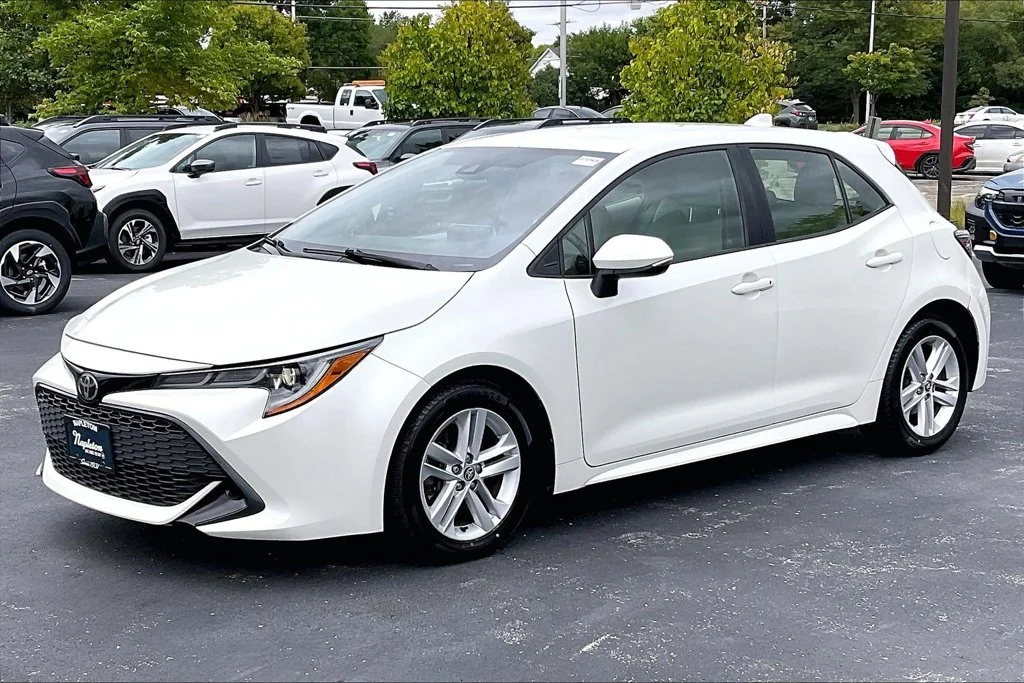 Used 2019 White Toyota SE image 15