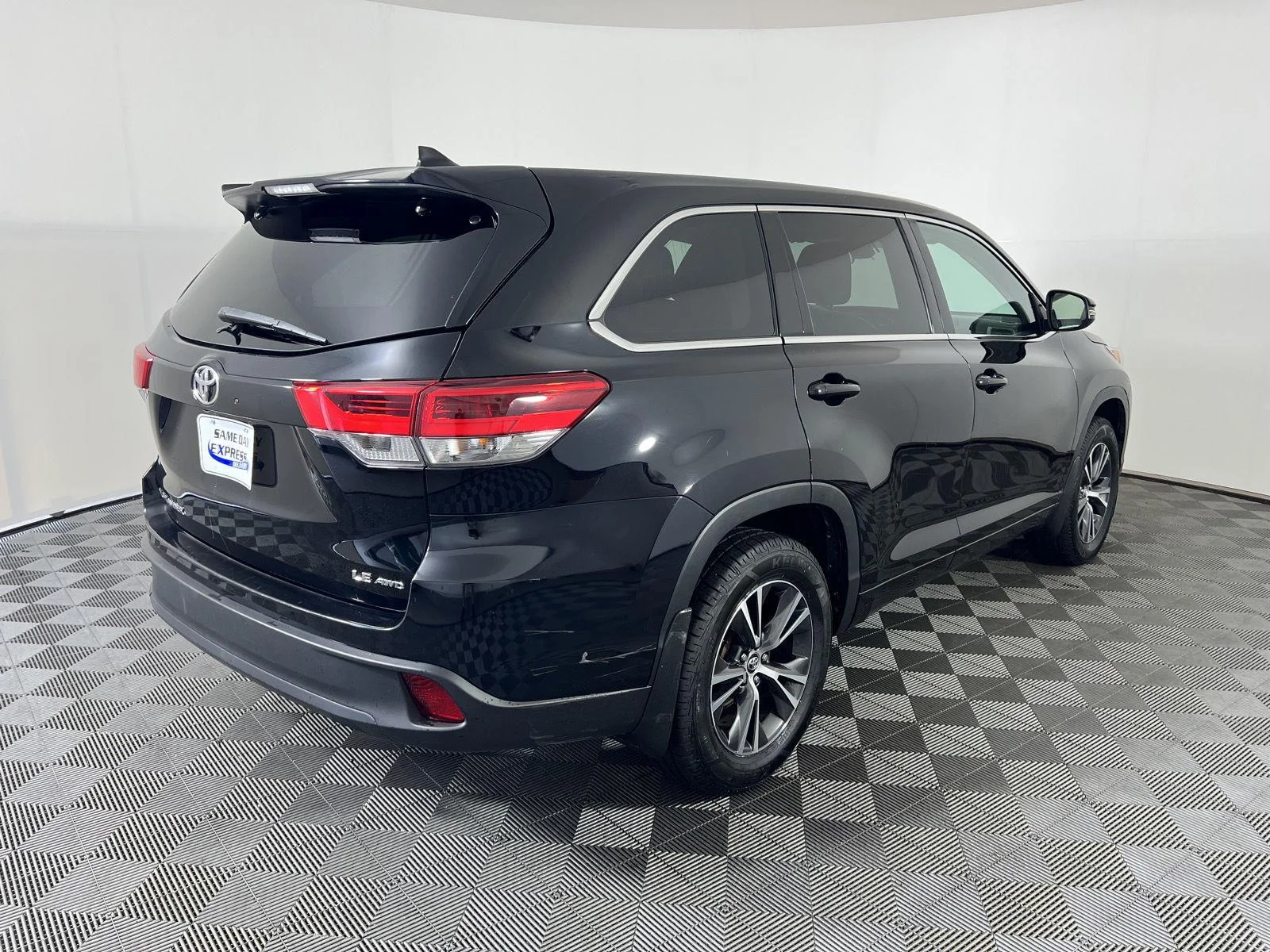 Used 2018 Bk Toyota LE image 26