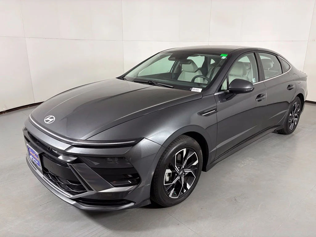 Used 2024 Gray Hyundai SEL image 4