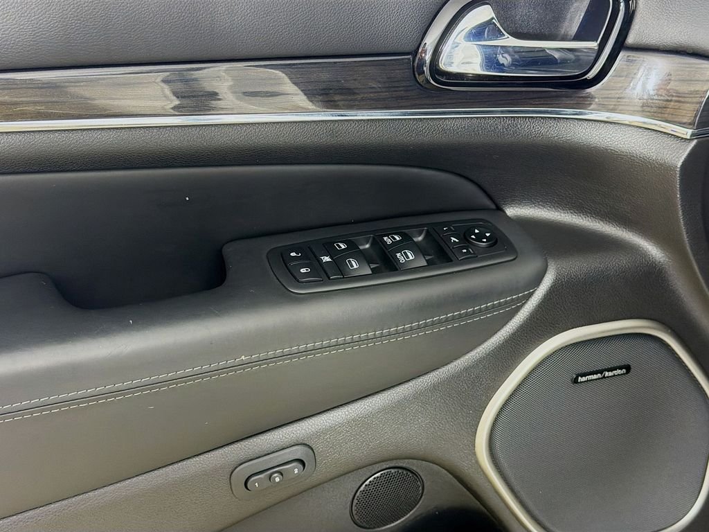 Used 2019 Ivory 3-Coat Jeep Overland image 18