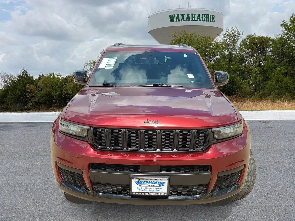 Used 2023 Red Jeep Altitude image 2