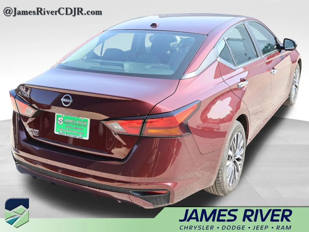 Used 2025 Red Nissan 2.5 SV image 5