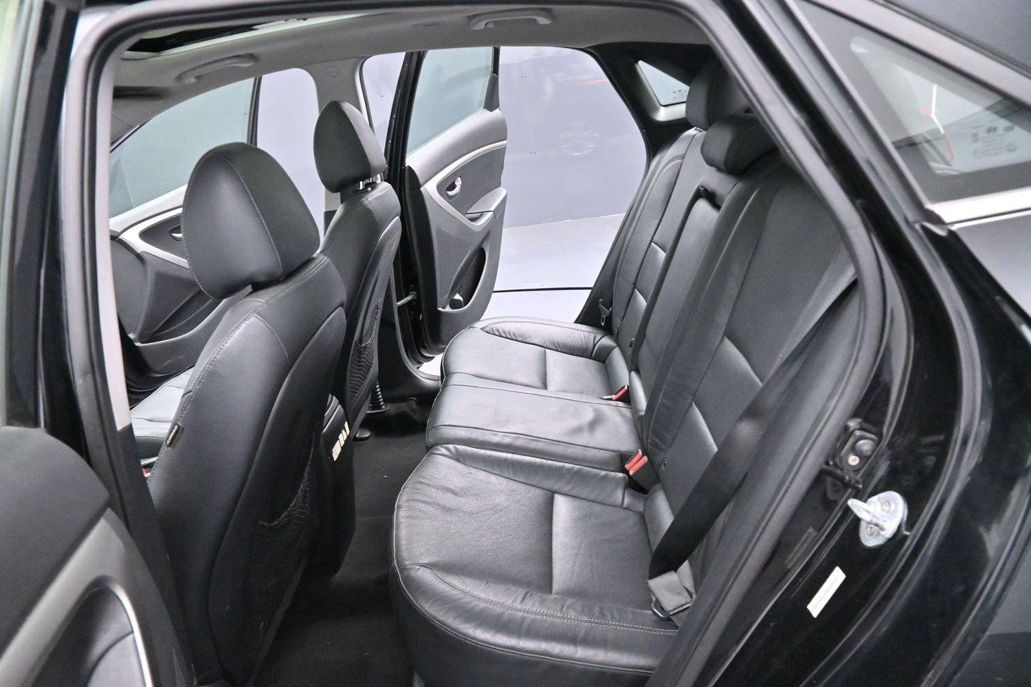 Used 2013 Black Noir Pearl Hyundai 5dr HB Auto PZEV image 27