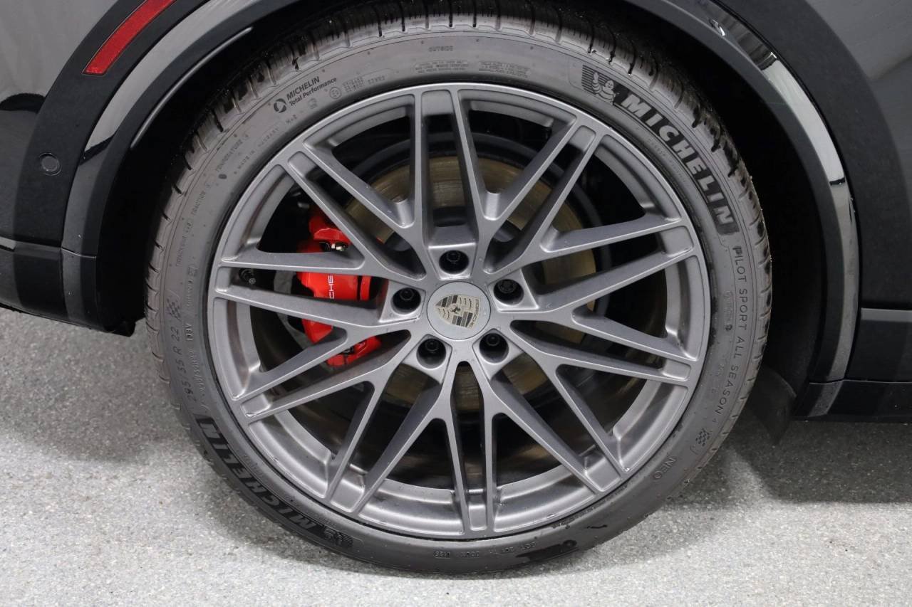 2025 Porsche Macan Turbo Electric - Photo 36