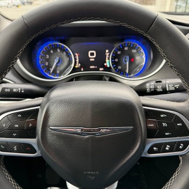 Used 2025  Chrysler Select image 17