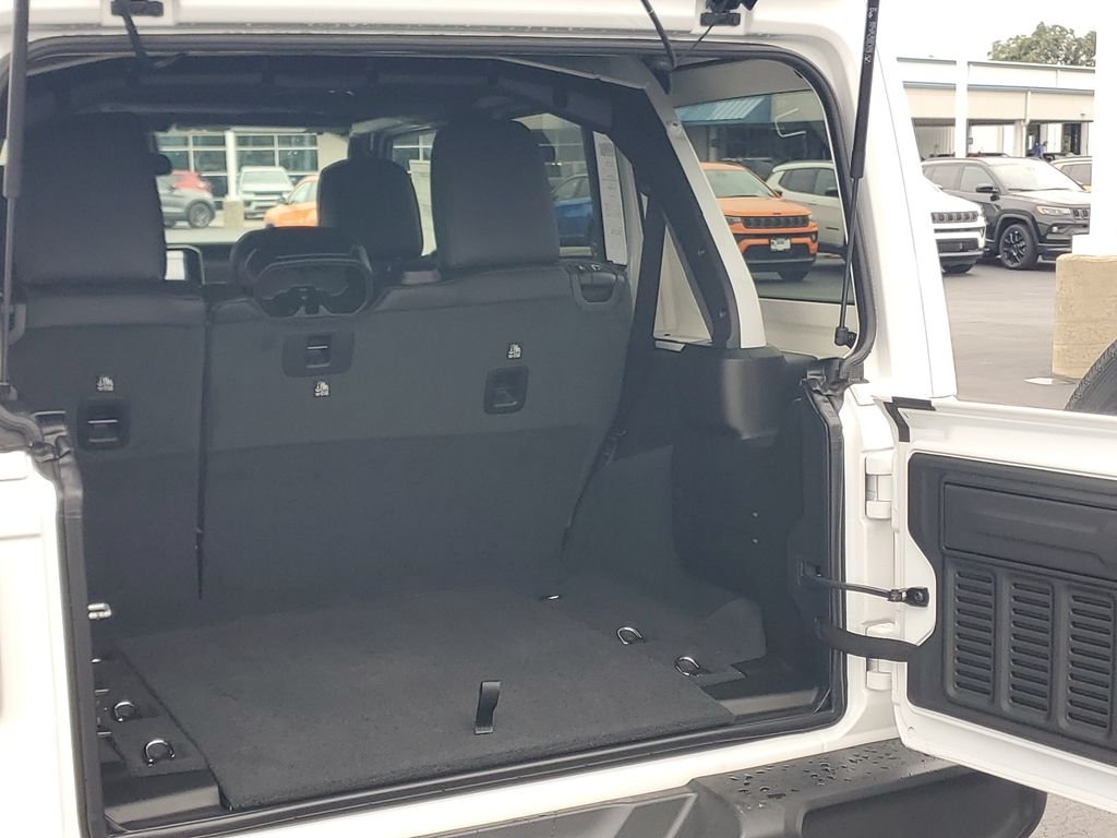 New 2026 Bright White Clear-Coat Exterior Paint Jeep Sahara image 10