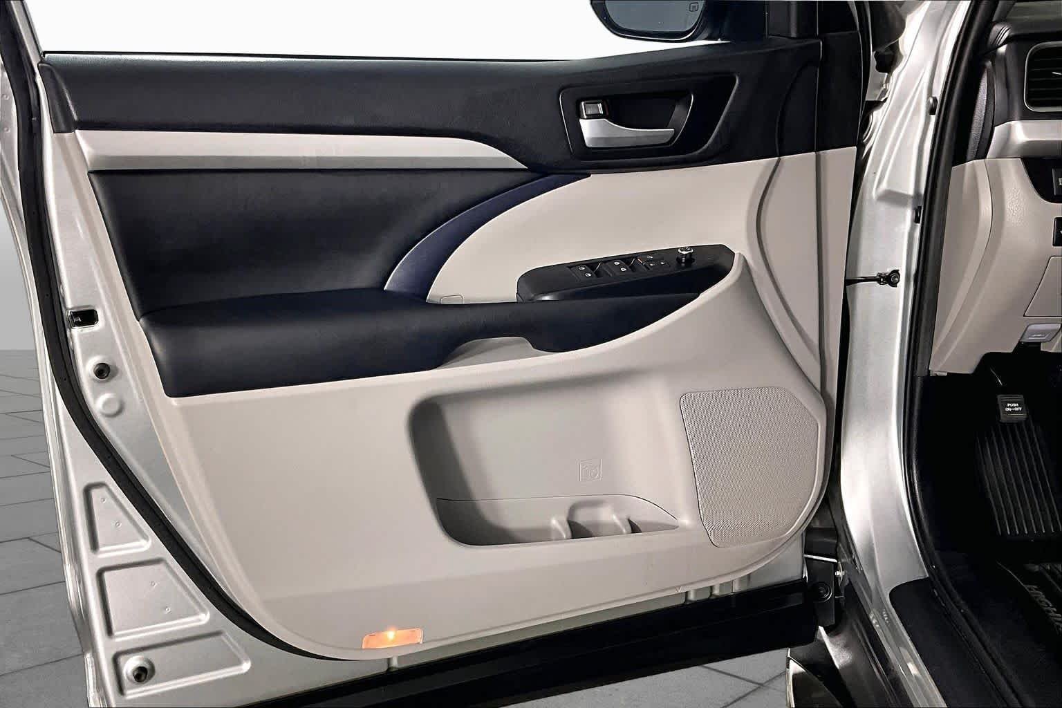 Used 2019 Celestial Silver Metallic Toyota XLE image 21