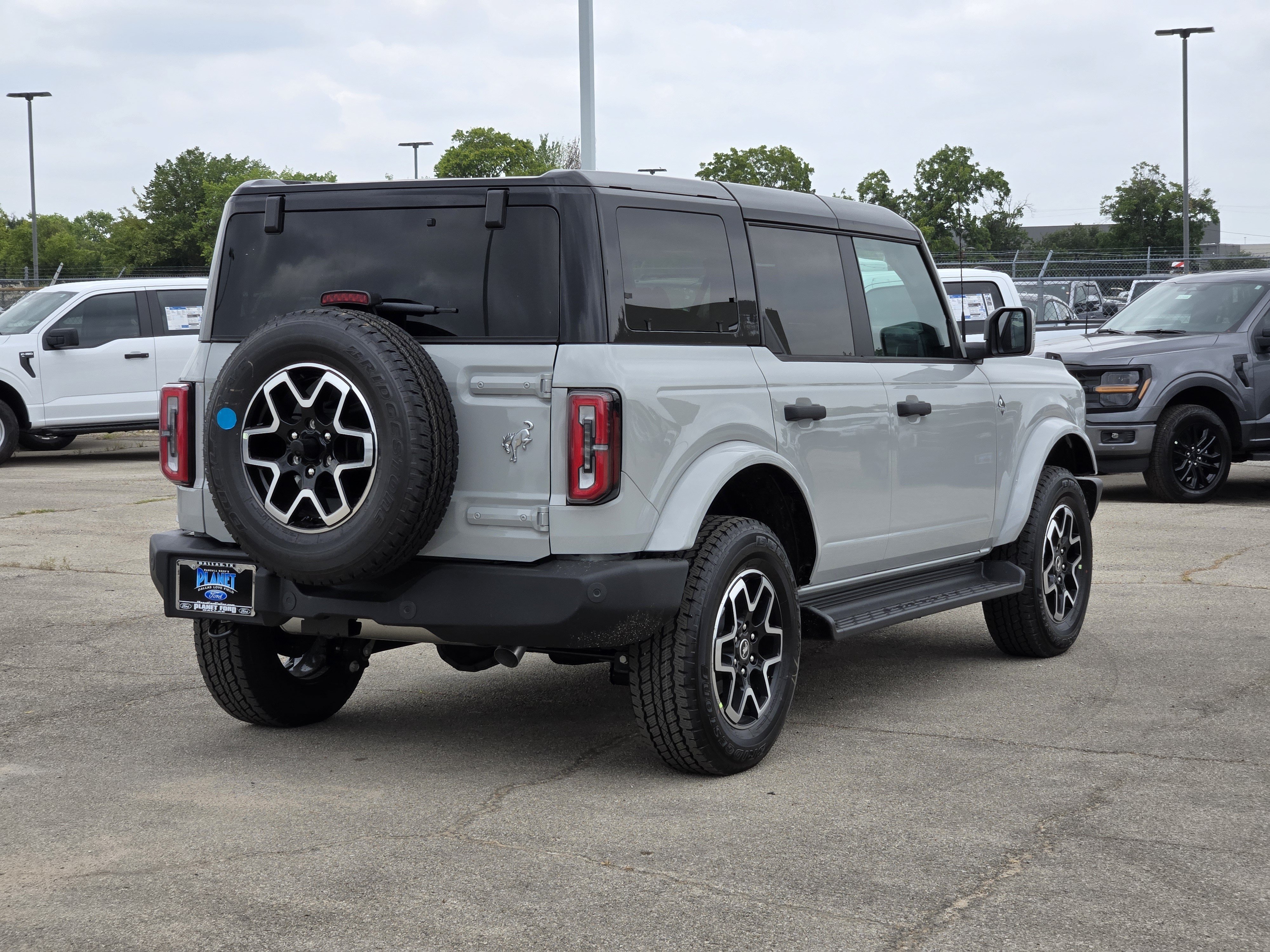 New 2026 Avalanche Gray Ford Outer Banks image 4