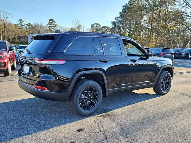 New 2026 Diamond Black Crystal Pearl-Coat Exterior Paint Jeep Altitude image 9