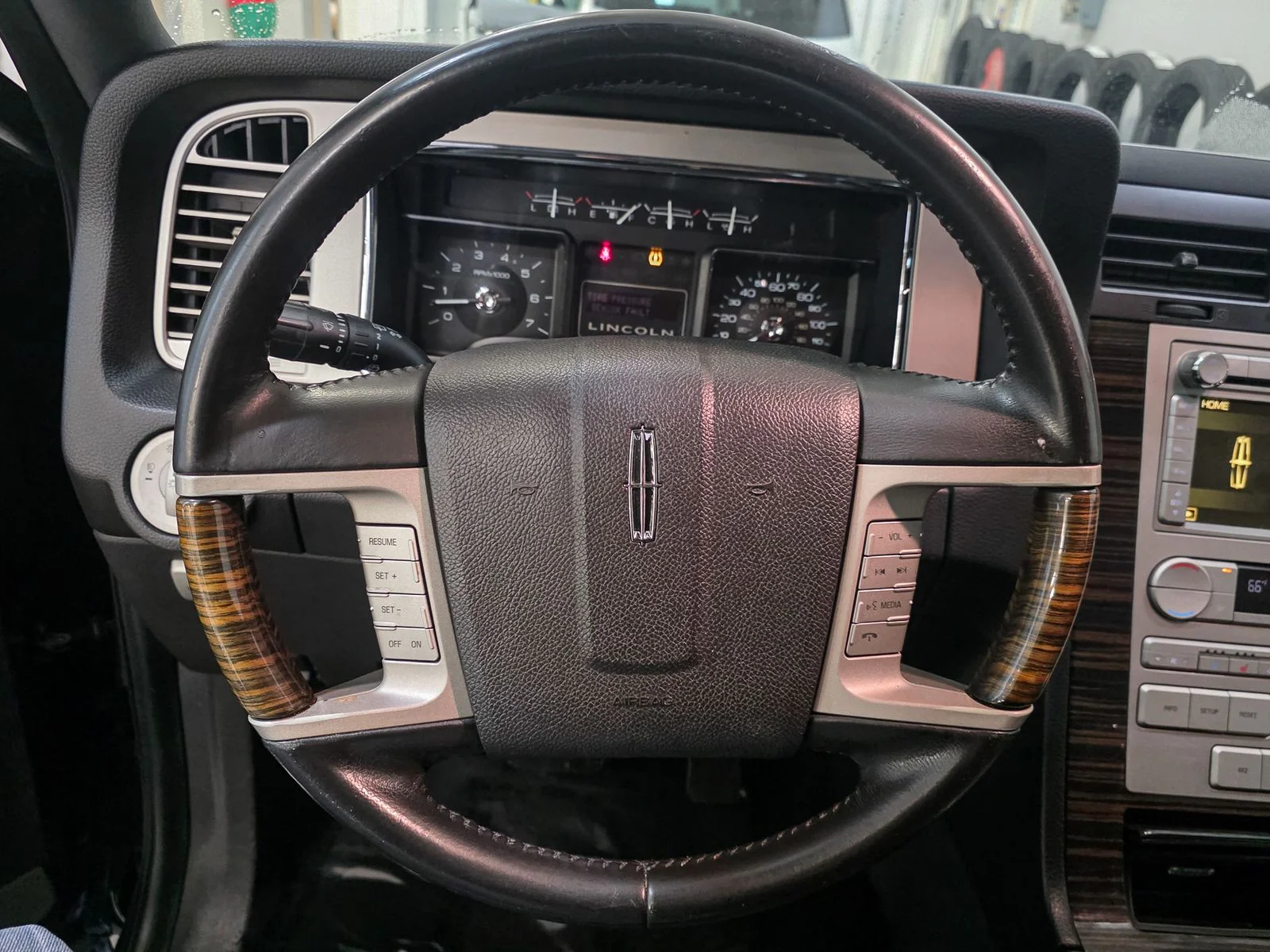 Used 2010 Tuxedo Black Metallic Lincoln Base image 37
