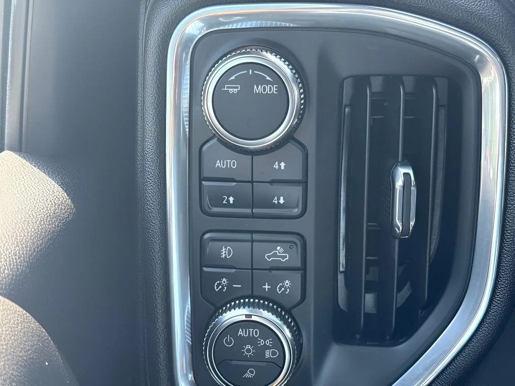 Used 2022 White GMC Denali image 13
