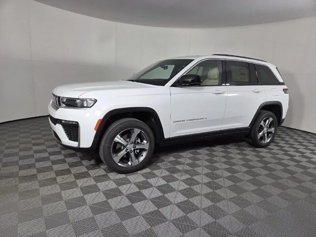 New 2026 Bright White Clear-Coat Exterior Paint Jeep Limited image 9
